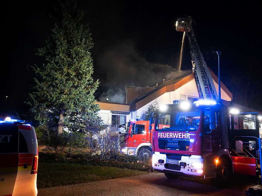 30 Menschen musste die Feuerwehr aus einem Mehrfamilienhaus retten, das am 8. Mrz in Oberweiler in Flammen aufging. Es entstand ein Schaden in Millionenhhe.