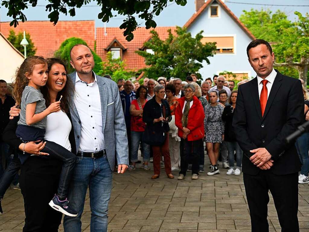 Herzschlagfinale: Mit nur vier Stimmen Vorsprung gewann Sarah Michaelis (links mit Familie) am 21. Mai die Brgermeisterwahl in Eschbach und lste Amtsinhaber Mario Schlafke ab.