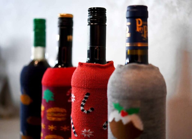 Die Weinflaschen bekommen Socken an: V...ial fr alle Teilnehmer der Weinprobe.  | Foto: Zacharie Scheurer (dpa)