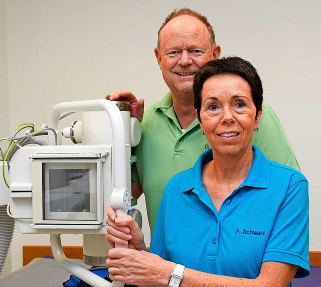 Petra Schwarz mit Klaus Mott vom Radiologie-Team in Lahr  | Foto: Bettina Schaller