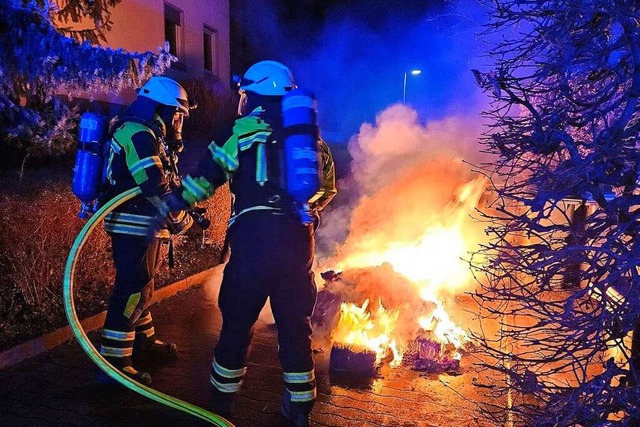 Im Mllheimer Sden stand ein Altpapiercontainer in Flammen.  | Foto: Volker Mnch