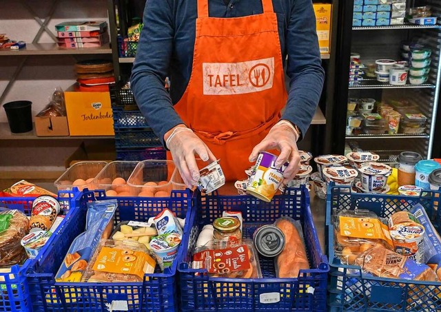 Immer mehr Menschen sind bei steigende...ss sie bei der Tafel einkaufen knnen.  | Foto: Patrick Pleul (dpa)