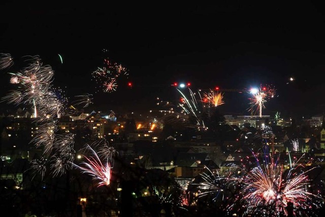 Mit einem bunten Feuerwerk hieen die ... und Raketen hat seine Schattenseiten.  | Foto: Volker Mnch