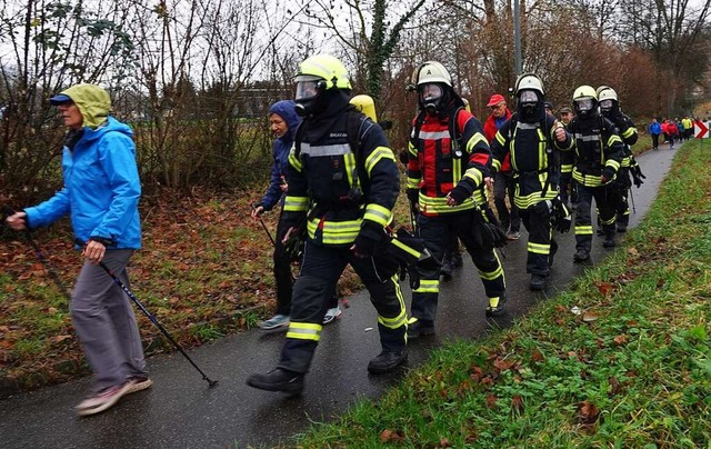 Eine Abordnung der Freiwilligen Feuerw...uf in Kippenheim als Trainingseinheit.  | Foto: Silvia Schillinger-Teschner