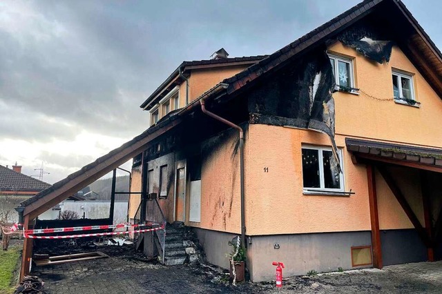 Das abgebrannte Haus in Hausen ist nach dem Feuer unbewohnbar.  | Foto: Nico Kapitz