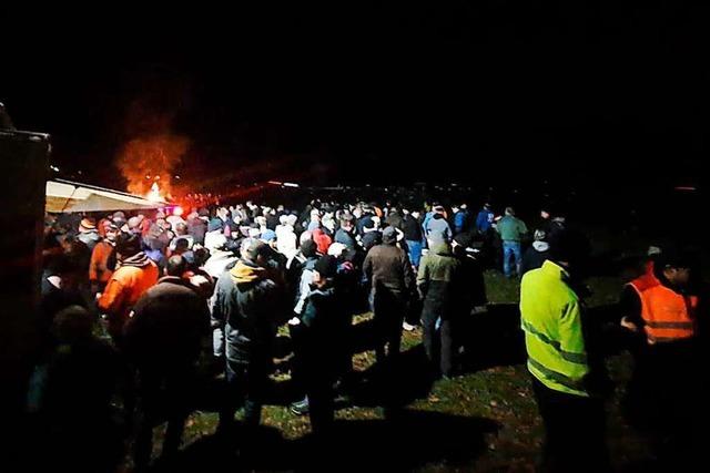 Rund 250 Menschen bei Mahnfeuer auf Bauernhof in Bad Sckingen