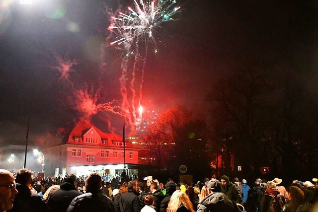 Ein Feuerwerk begleitete die Silvesterfeierlichkeiten beider Rheinfelden.  | Foto: Heinz und Monika Vollmar