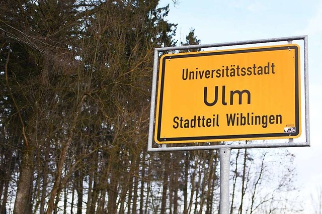 In einem Waldstck im Ulmer Stadtteil ...ben. Nun ist die 15-Jhrige gestorben.  | Foto: Jason Tschepljakow (dpa)