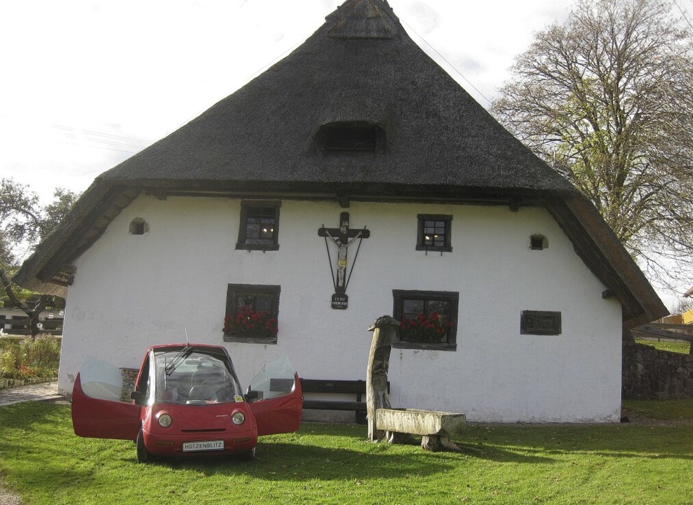 Ein Hotzenblitz vor dem Klausenhof in Herrischried  | Foto:  privat