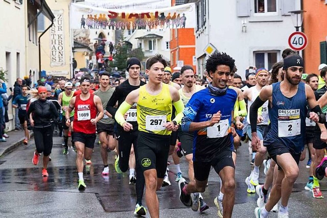 Auf nassem Asphalt starteten die Lufe...mmer 1) siegte beim 39. Silvesterlauf.  | Foto: Volker Mnch