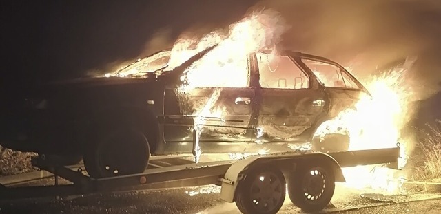 Ein auf einem Anhnger abgestellter Pkw brannte am Neujahrsmorgen aus.  | Foto: Feuerwehr Offenburg