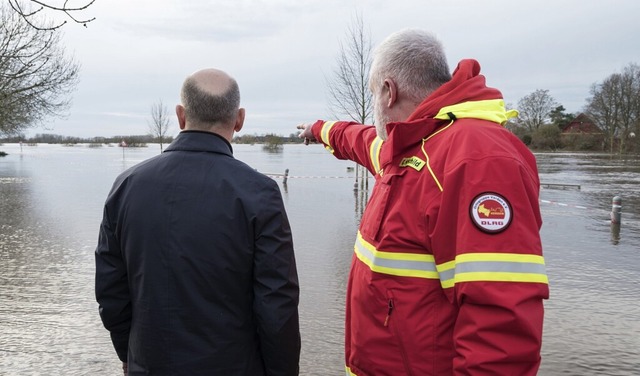 Vor der Ausstrahlung seiner Neujahrsan...er Hochwassergebiete in Niedersachsen.  | Foto: Guido Bergmann (dpa)