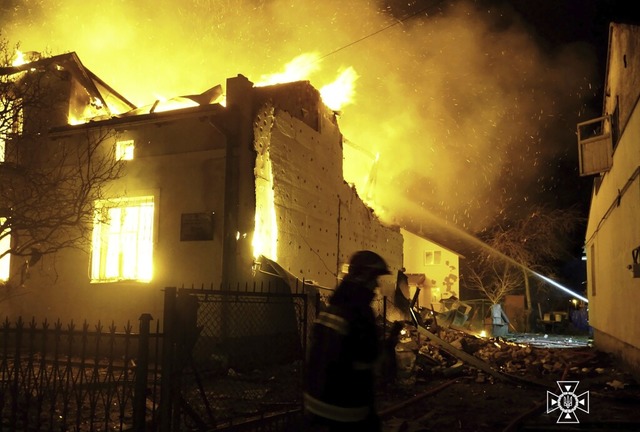 Lscharbeiten in einem Vorort von Lviv...ussischen Drohnenangriff am Wochenende  | Foto: --- (dpa)