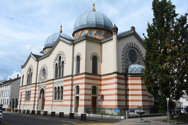 Ein Mitarbeiter der Sicherheitsassiste...asler Synagoge den Hitlergru gezeigt.  | Foto: Annette Mahro