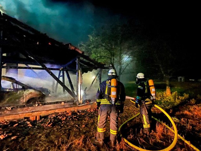 In Sasbach griff der Brand eines Carports mit zwei Autos auf das Wohnhaus ber.  | Foto: Freiwillige Feuerwehr Endingen