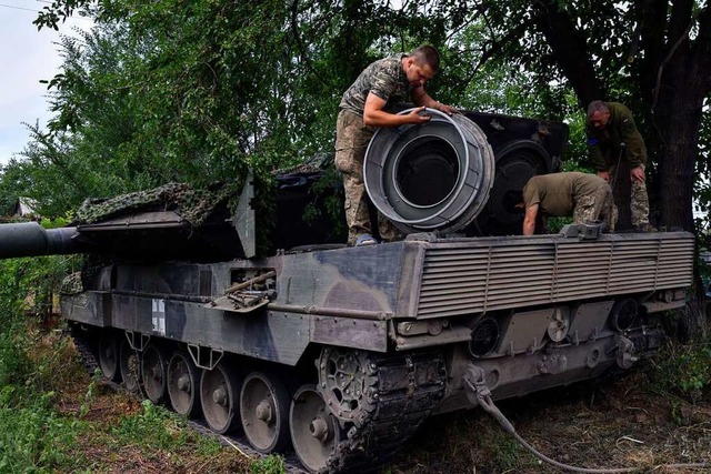 Ein Leopard 2 der ukrainischen Armee irgendwo bei Saporischschja  | Foto: Andriy Andriyenko (dpa)