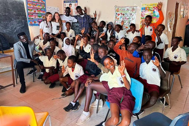 Kinder und Jugendliche beim Umweltschutzprojekt in einer gambischen Schule  | Foto: Luisa Elleser