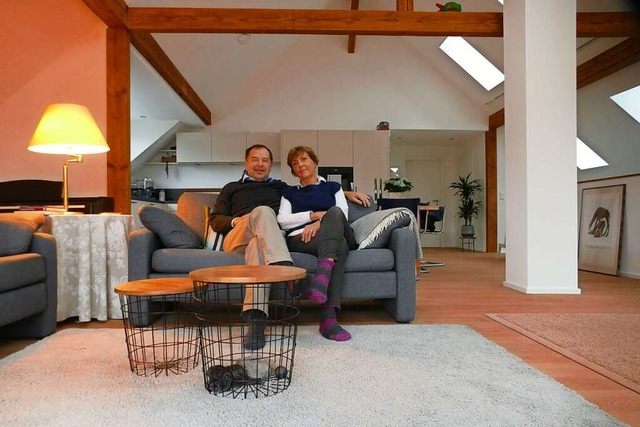 Franz und Regina Krumm im Wohnzimmer des ausgebauten Schopfs  | Foto: Ulrike Derndinger