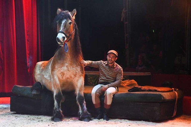 Tiertrainer Marcello Spindler mit Manni  | Foto: Barbara Ruda