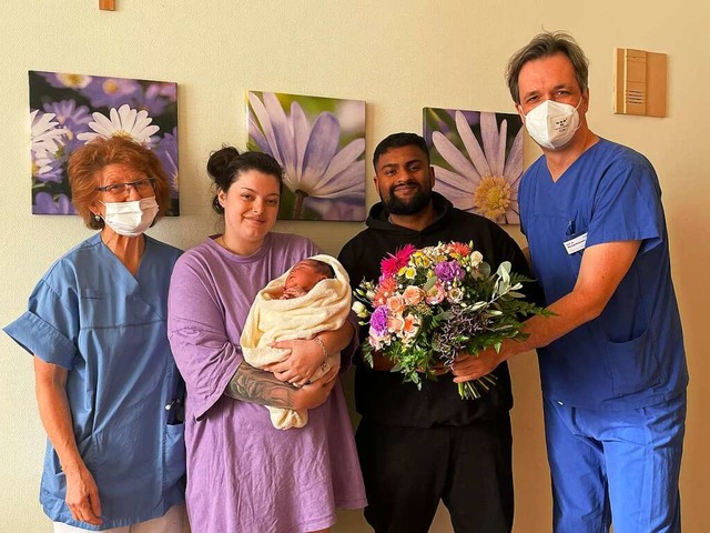 Die betreuende Hebamme der Mutter-Kind...ien Dankowski  und Naveen Gunanayaham.  | Foto: St. Elisabethenkrankenhaus