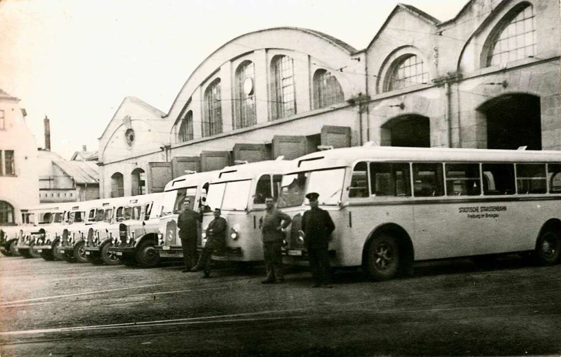 Omnibus-Parade vor der Wagenhalle &#82... den fr die Busse verbreiterten Toren  | Foto: Archiv Manfred Gallo