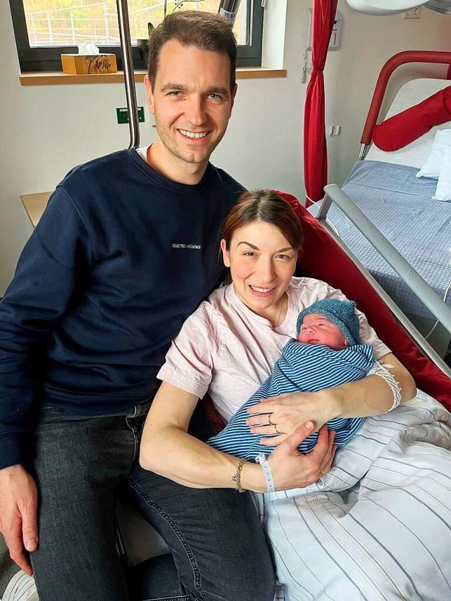 Sophia und Julian Burger mit ihrem zwe...eujahrsbaby aus dem Kreis Emmendingen.  | Foto: Kreiskrankenhaus Emmendingen