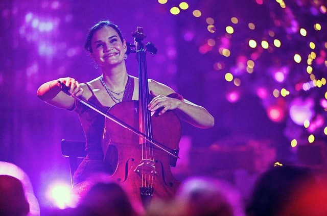 Raphaela Gromes im Dezember bei der  2...stival Strings Lucerne im Burghof auf.  | Foto: Hendrik Schmidt (dpa)