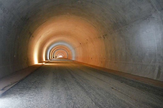 Die im Rohbau fertige Rhre des bergm...o die Ortsdurchfahrt Winden entlasten.  | Foto: Nikolaus Bayer