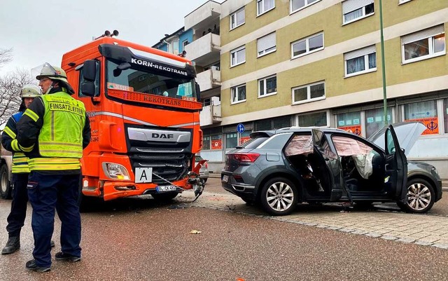 Die Feuerwehr war am Dienstagmittag am Unfallort im Einsatz.  | Foto: Mark Alexander