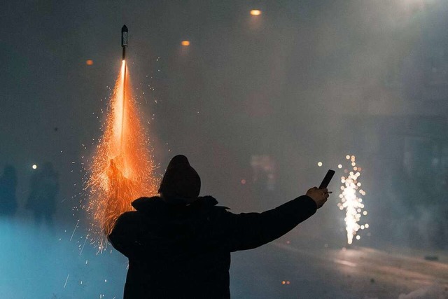 Unbekannte haben in der Neujahrsnacht ...rwerkskrpern beschossen (Symbolfoto).  | Foto: Boris Roessler (dpa)