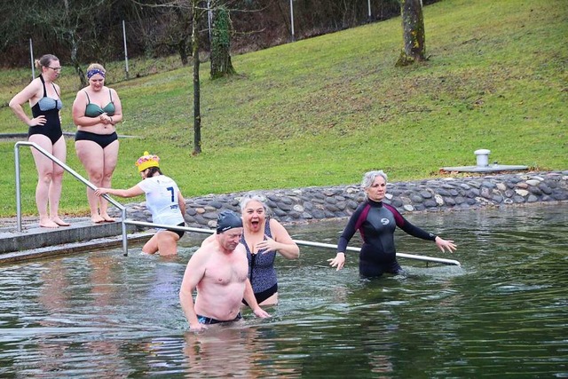 Ja, es war kalt im Badesee Eggingen beim ersten Neujahrsschwimmen.  | Foto:  