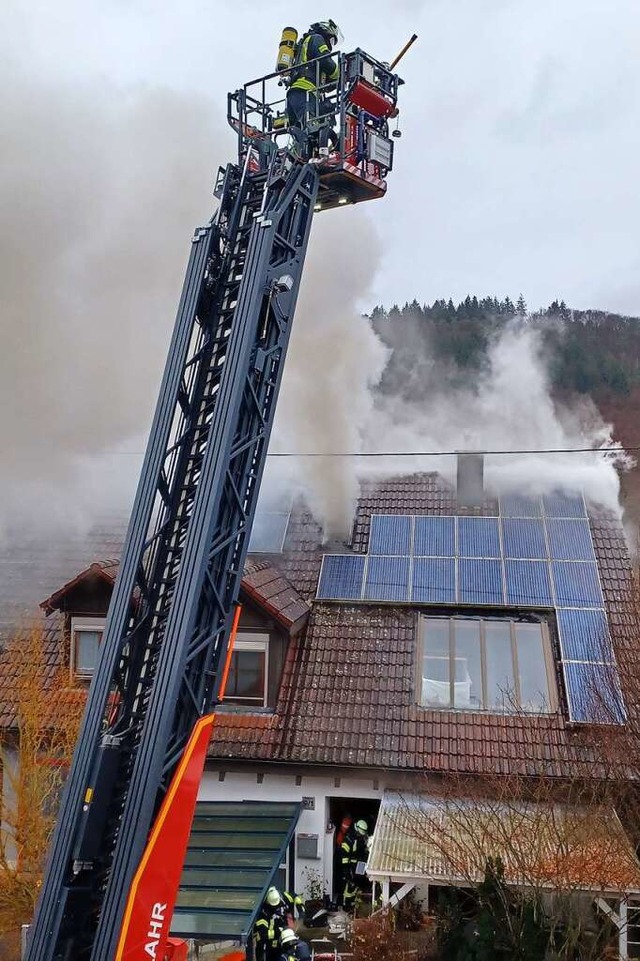 Die Feuerwehr im Einsatz am Brandort  | Foto: Klaus Fischer