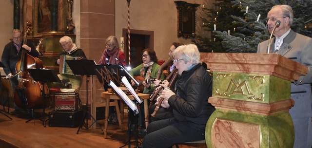 Besinnung zu Weihnachten und zum Jahre...Ganz rechts Heimatdichter Otto Meyer.   | Foto: Roland Vitt