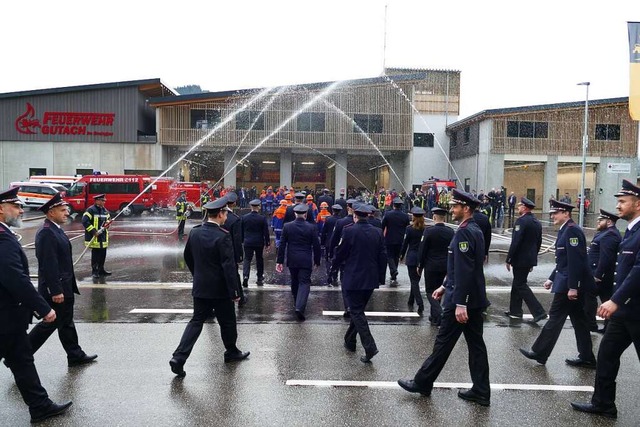 Die Feuerwehr feiert den Einzug ins neue Rettungszentrum.  | Foto: Sylvia Sredniawa