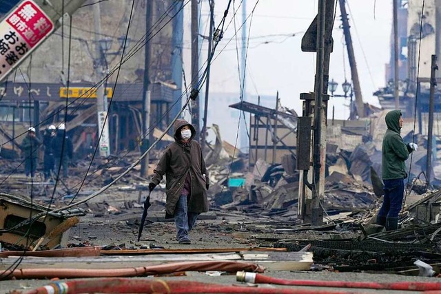 Menschen berqueren den Marktplatz, de... in der Prfektur Ishikawa verbrannte.  | Foto: - (dpa)