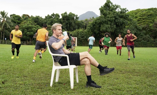 Alle trainieren, einer kommandiert: Michael Fassbender als Fuballtrainer Rongen  | Foto: Hilary Bronwyn Gayle (dpa)