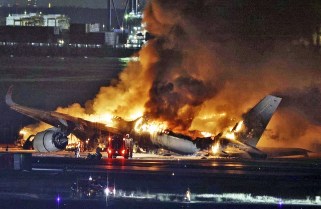 Ein Flugzeug der Japan Airlines brennt...debahn des Tokioter Flughafens Haneda.  | Foto: Uncredited (dpa)