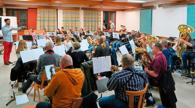 Der Musikverein Auggen bei einer seiner letzten Proben vor dem Jahreskonzert  | Foto: Susanne Pfunder