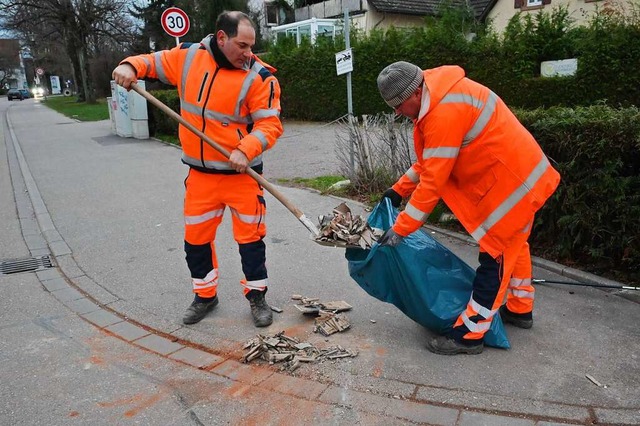 Ab 7 Uhr am Morgen sind die Mitarbeite...des Silvesterfeuerwerks zu beseitigen.  | Foto: Markus Zimmermann