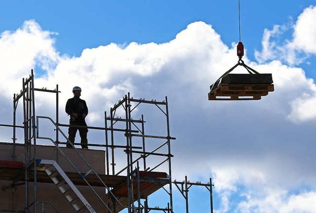 Bauen bedeutet auch fr eine Stadtverwaltung erheblichen Aufwand.  | Foto: Soeren Stache (dpa)