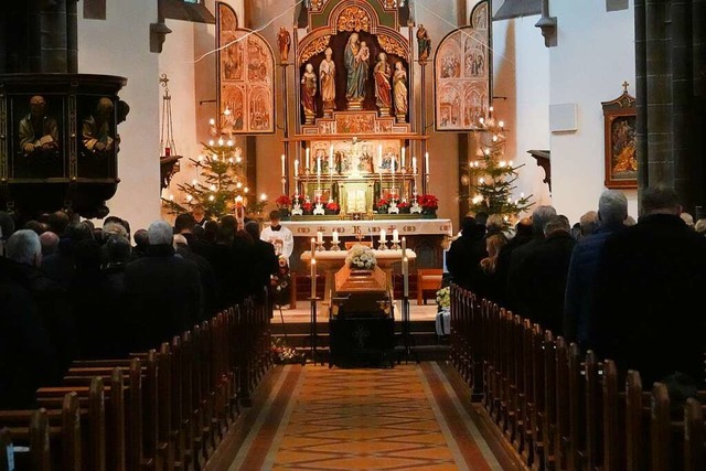 Die Schnauer Kirche war bei der Traue...ler bis auf den letzten Platz besetzt.  | Foto: Hans-Jrgen Hege