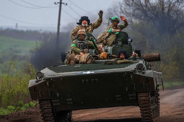 Ukrainische Soldaten im April des verg... des damals schwer umkmpften Bachmut.  | Foto: DIMITAR DILKOFF