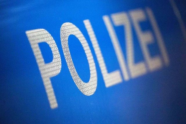 Die Polizei ermittelt wegen eines Verkehrsunfalls in Btzingen am Dienstagabend.  | Foto: Marijan Murat (dpa)