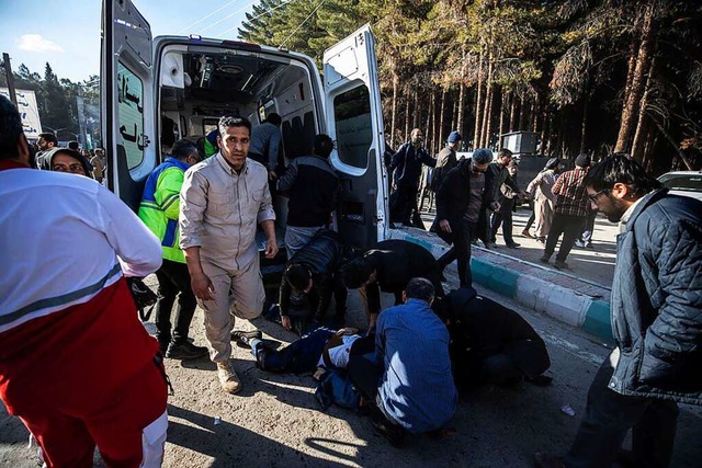 Kerman: Rettungskrfte versorgen Verletzte nach Explosionen  | Foto: Mahdi Karbakhsh Ravari (dpa)