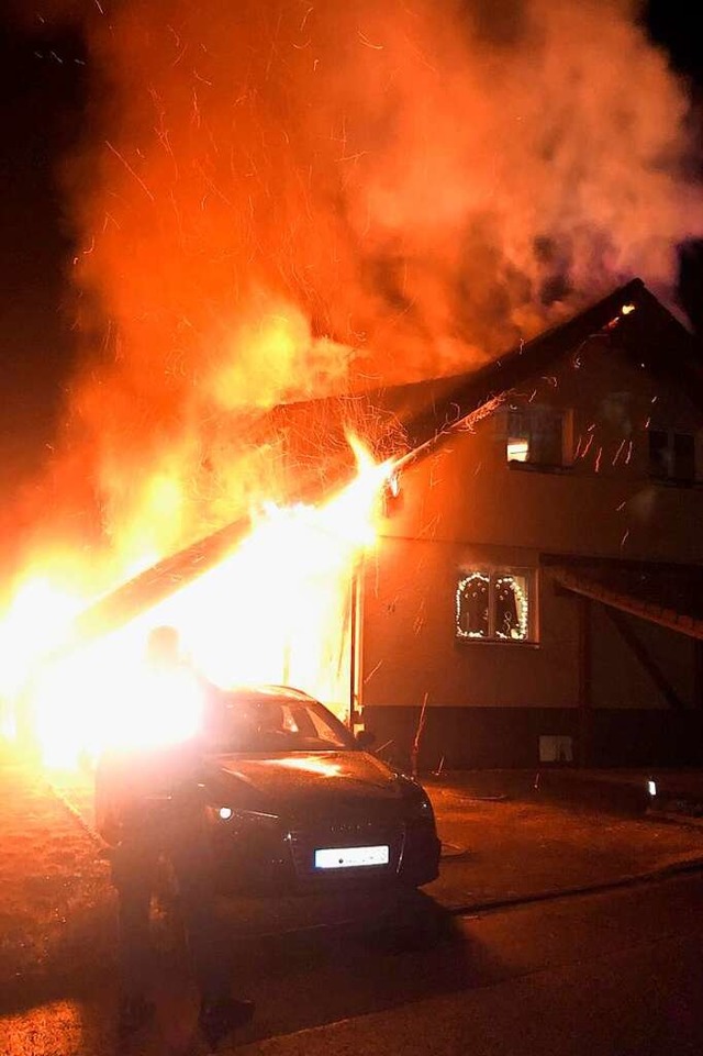 In der Silvesternacht brannte ein Wohn...r sind nun bei Freunden untergekommen.  | Foto: Privat