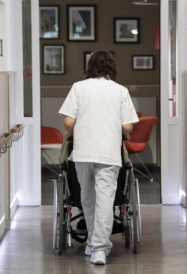 In der Altenpflege fehlt Personal.  | Foto: Federico Gambarini (dpa)
