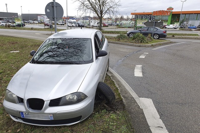 Das verlassene Auto am Olivenkreisel i...er den der Autofahrer mutmalich fuhr.  | Foto: Hannes Selz