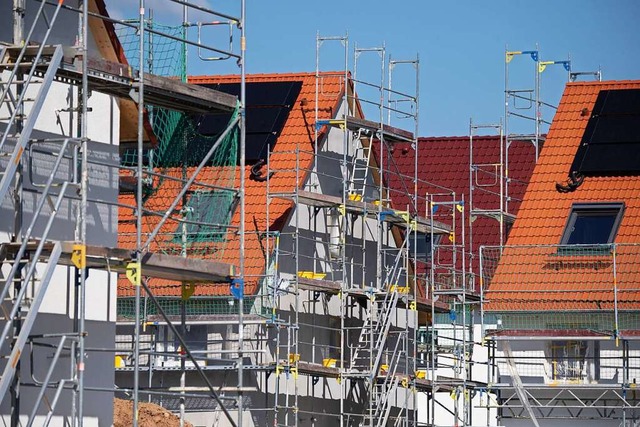 Im Baugewerbe gibt in den kalten Monat...ditionell weniger Arbeit. (Symbolbild)  | Foto: Boris Roessler