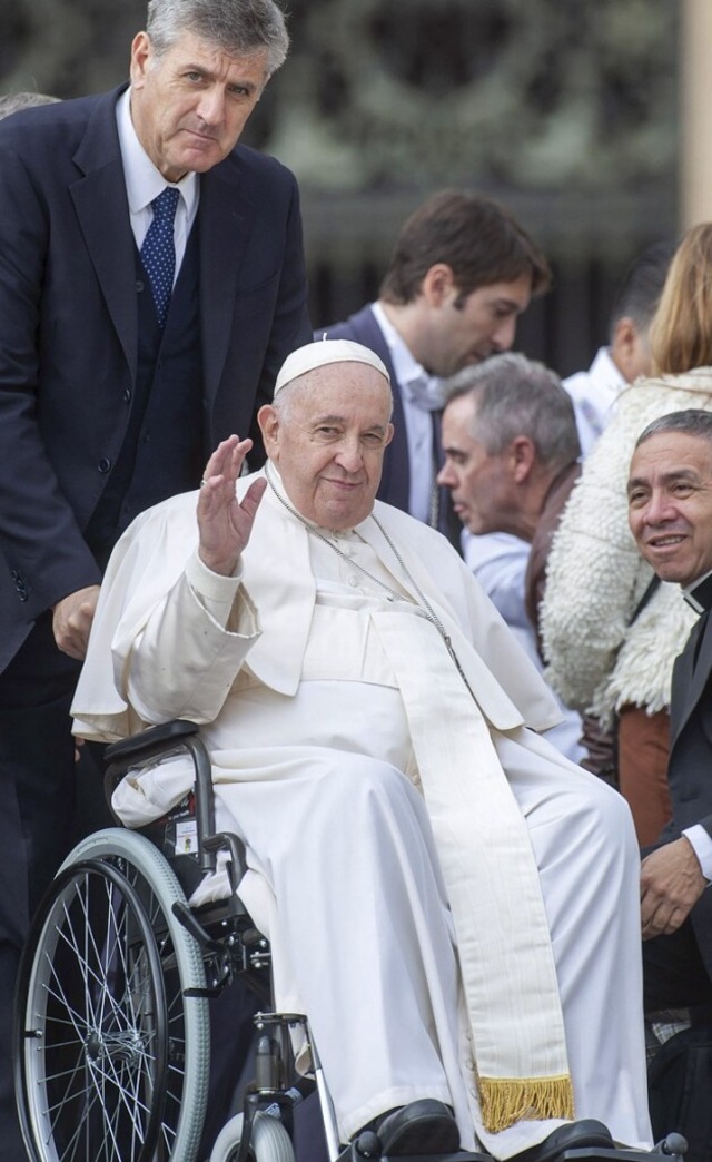 Papst Franziskus mit Begleiter Sandro Mariotti  | Foto: IMAGO/Massimiliano MIGLIORATO/CPP /