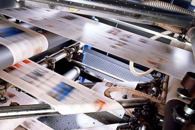 Frisch bedruckte Papierbahnen fr die Badische Zeitung in der Druckmaschine  | Foto: KBA